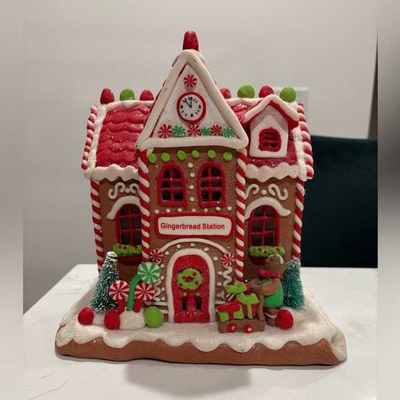 Lit Gingerbread Village Gingerbread Station by
Valerie - Picture 4 of 15